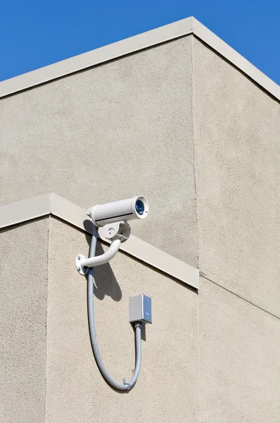 Überwachungskamera am Gebäude — Stockfoto