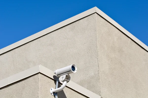 Câmera de segurança no edifício — Fotografia de Stock