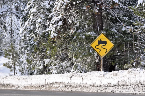 Zimní bouře varování pozor jízdy znamení — Stock fotografie