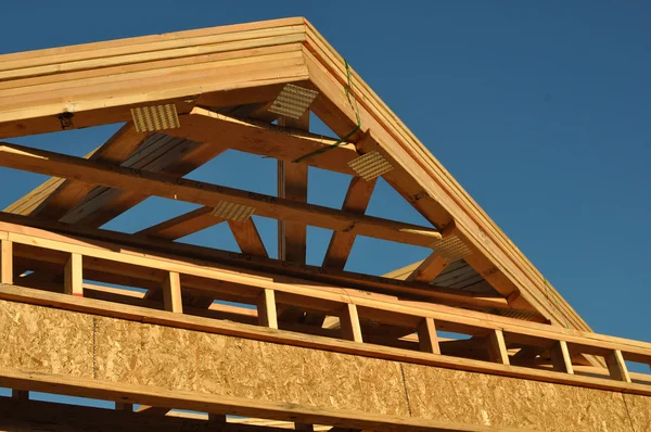Costruzione di un nuovo tetto in casa — Foto Stock