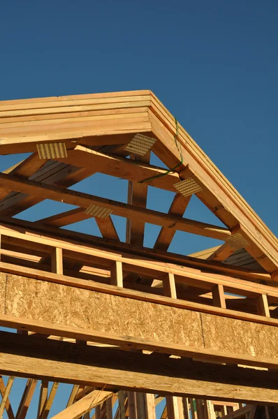 Eve yeni çatı yapımı — Stok fotoğraf