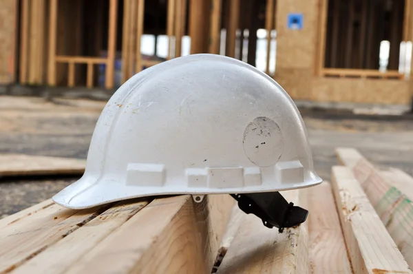 Hard hat op de bouwplaats — Stockfoto