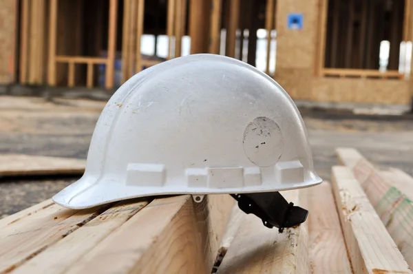 Chapéu duro no canteiro de obras — Fotografia de Stock