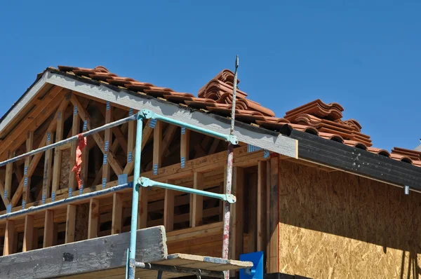 Nova casa telhado sob construção céu azul — Fotografia de Stock