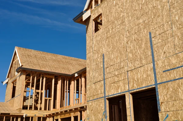 Nya hem under konstruktion bra blå himmel — Stockfoto