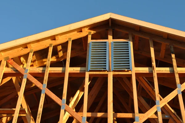 Nova casa em construção com telhado Close Up — Fotografia de Stock