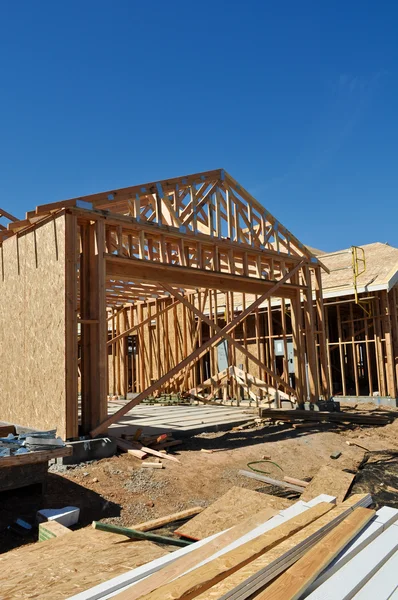 Nova casa em construção com placas de primeiro plano — Fotografia de Stock