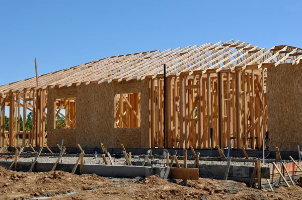 財団と建設中の新しい家 — ストック写真