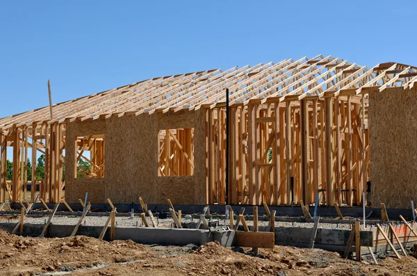 Nieuw huis in aanbouw met Stichting — Stockfoto