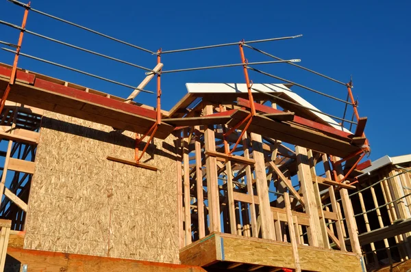 Nieuw huis in aanbouw met steigers — Stockfoto