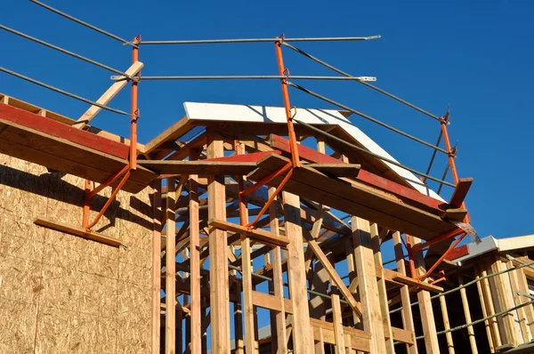 Nieuw huis in aanbouw met steigers — Stockfoto