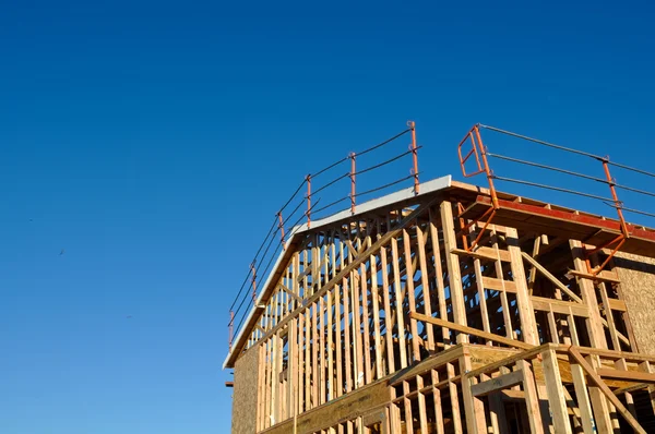 Nya hem under uppbyggnad med byggnadsställningar — Stockfoto