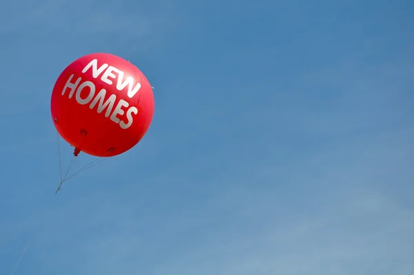 新家园热空气气球广告标志 — 图库照片