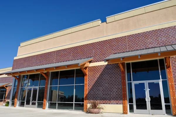 Nieuwe winkelcentrum gemaakt van bakstenen gevel — Stockfoto