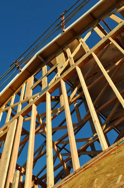 Dikey yeni ev inşaatı — Stok fotoğraf