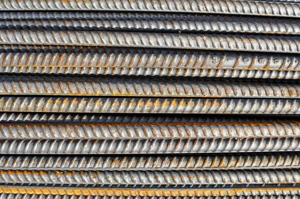 Çelik İnşaat demiri geçmiş ile İnşaat boşaltmak — Stok fotoğraf
