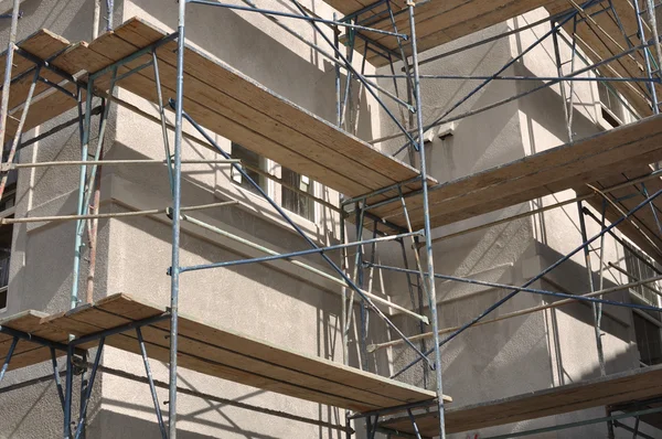 Scaffolding on a new apartment complex — Stock Photo, Image