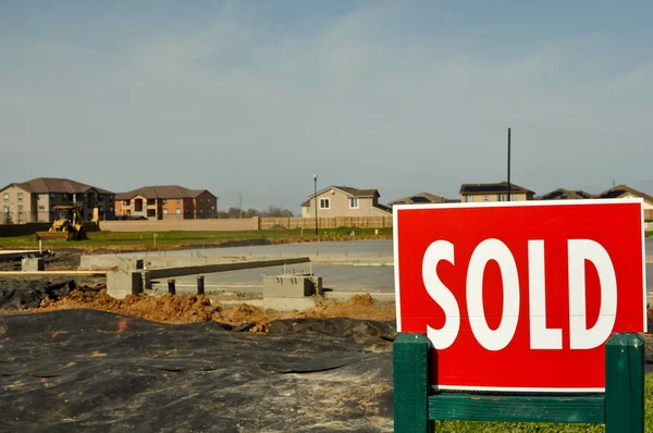 Sold Sign with new homes in the background — Stock Photo, Image
