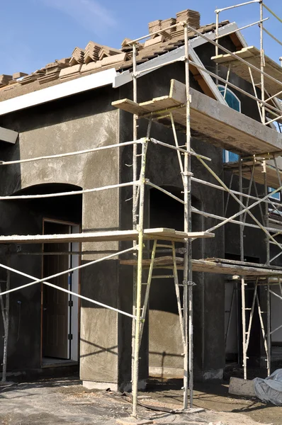 新しい家の構造の垂直方向の角度 — ストック写真