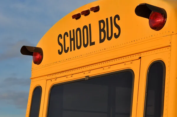 Parte traseira do ônibus escolar — Fotografia de Stock