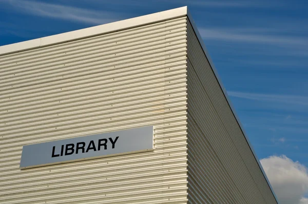 Edifício de biblioteca ao ar livre com céu azul e nuvens — Fotografia de Stock