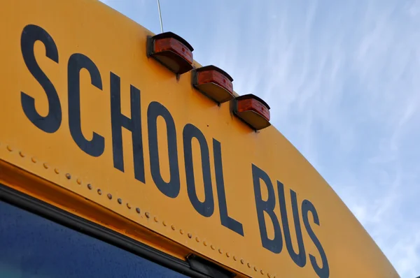 Školní autobus zblízka s modrou oblohou — Stock fotografie