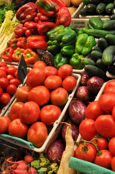 Świeże Wyprodukuj pomidory na sprzedaż na rynku — Zdjęcie stockowe