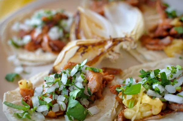 Äkta mexikanska street tacos — Stockfoto