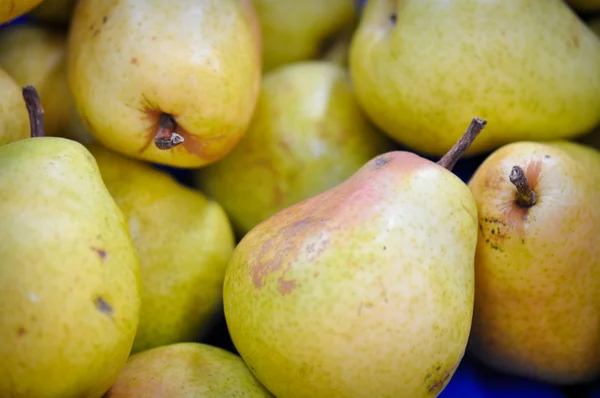 Groene peren op de markt van producten — Stockfoto