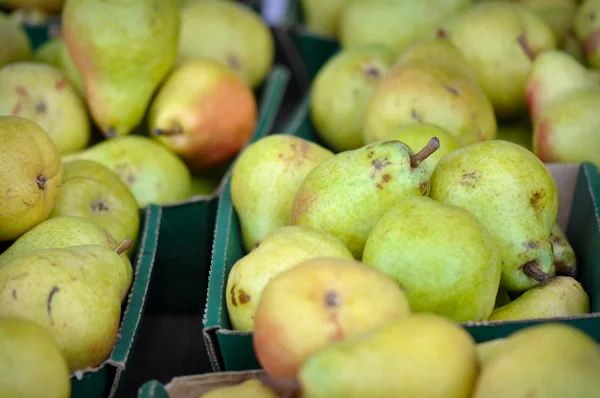 Gröna päron på råvaror marknaden — Stockfoto