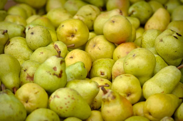 Groene peren op de markt van producten — Stockfoto
