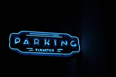 Asansör neon ışık işareti otopark