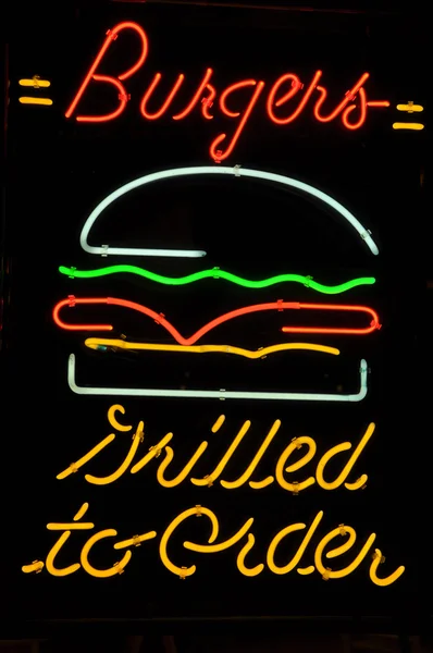 ネオン看板の注文にグリルのハンバーガー — ストック写真