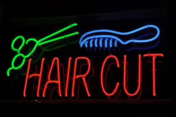 Señal de neón corte de pelo con tijeras y peine —  Fotos de Stock