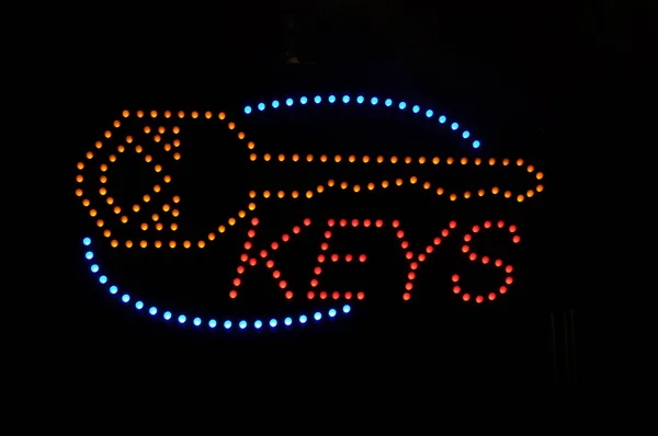 Sinal de luz de néon de chaves — Fotografia de Stock