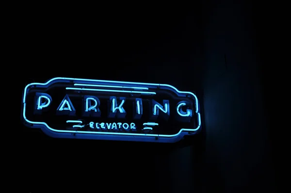 Στάθμευσης ανελκυστήρων φως νέον σύμβολο — Φωτογραφία Αρχείου