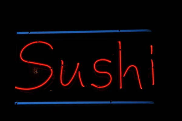 Sinal de luz de néon vermelho e azul de sushi — Fotografia de Stock