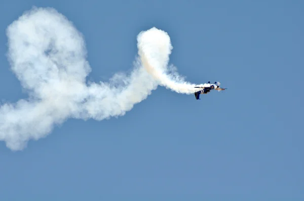 Trick Flugzeug mit Rauch — Stockfoto