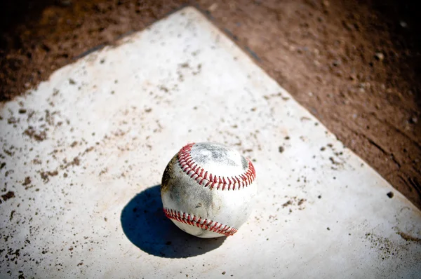 Baseball z bliska na home tabliczce — Zdjęcie stockowe