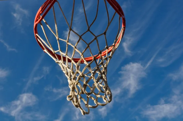 Arco de basquete com céu azul e nuvens brancas — Fotografia de Stock