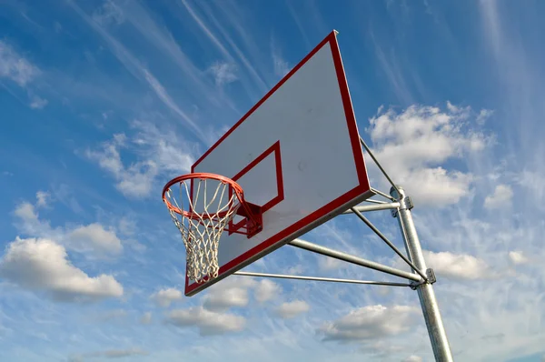 Arco de basquete com nuvens — Fotografia de Stock
