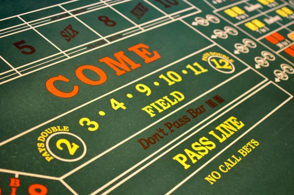 Juego de dados Mesa ubicada en un Casino —  Fotos de Stock