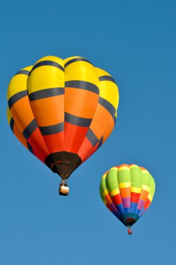 Mavi gökyüzünde sıcak hava balonu