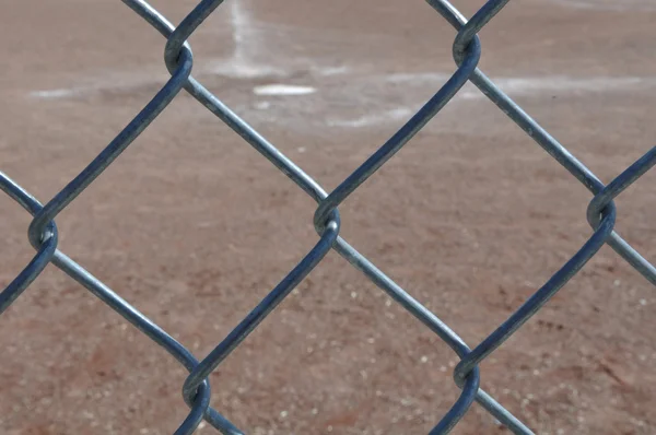 Inicio Placa Béisbol detrás de cerca de eslabones de cadena —  Fotos de Stock