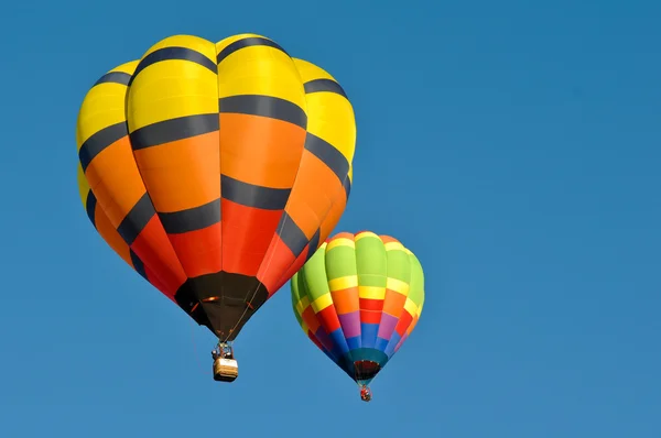 Balon na gorące powietrze na błękitnym niebie — Zdjęcie stockowe