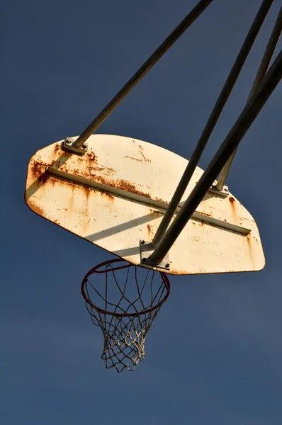 Grungy Basketball Hoop ao ar livre — Fotografia de Stock