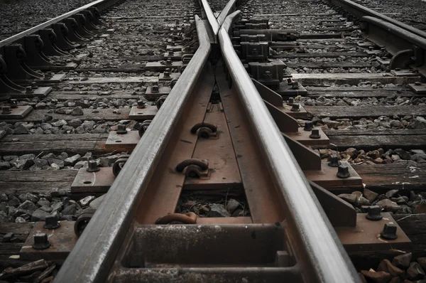 Järnvägsspåren går i olika riktningar — Stockfoto