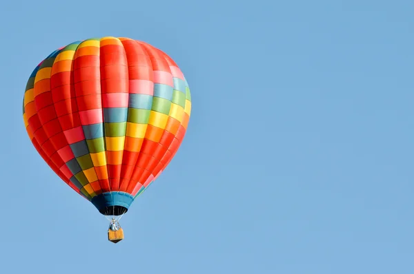 Воздушный шар против голубого неба — стоковое фото