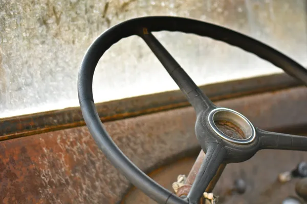 Volante di una vecchia auto o camion arrugginiti — Foto Stock