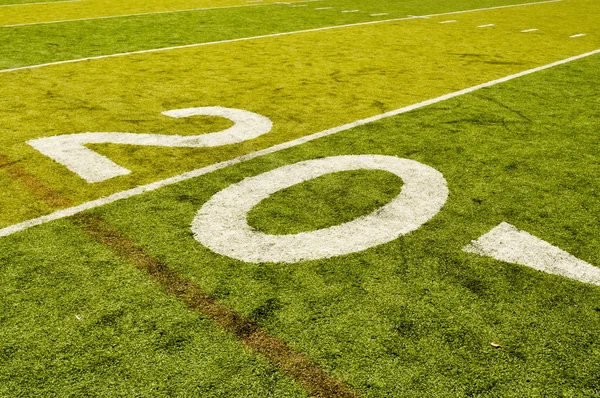 Tjugo yards linjen på amerikansk fotbollsplan — Stockfoto